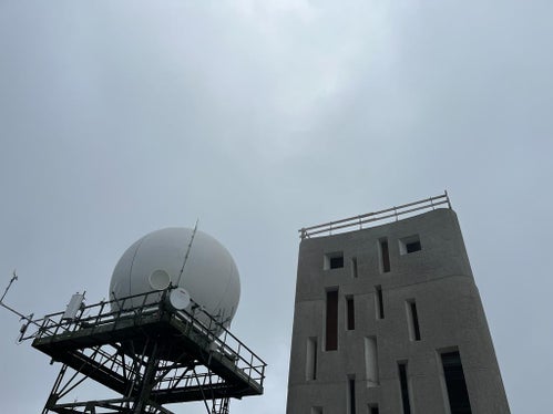 Radar Gantkofel alt (links) und neu (Foto: LPA/Landesamt für Meteorologie und Lawinenwarnung)