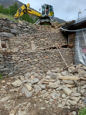I lavori urgenti volti a proteggere l’edificio sottoposto a tutela storico-artistica nella malga Mitterkaser. (Foto: USP/Ufficio Sistemazione bacini montani ovest presso l’Agenzia per la Protezione civile)