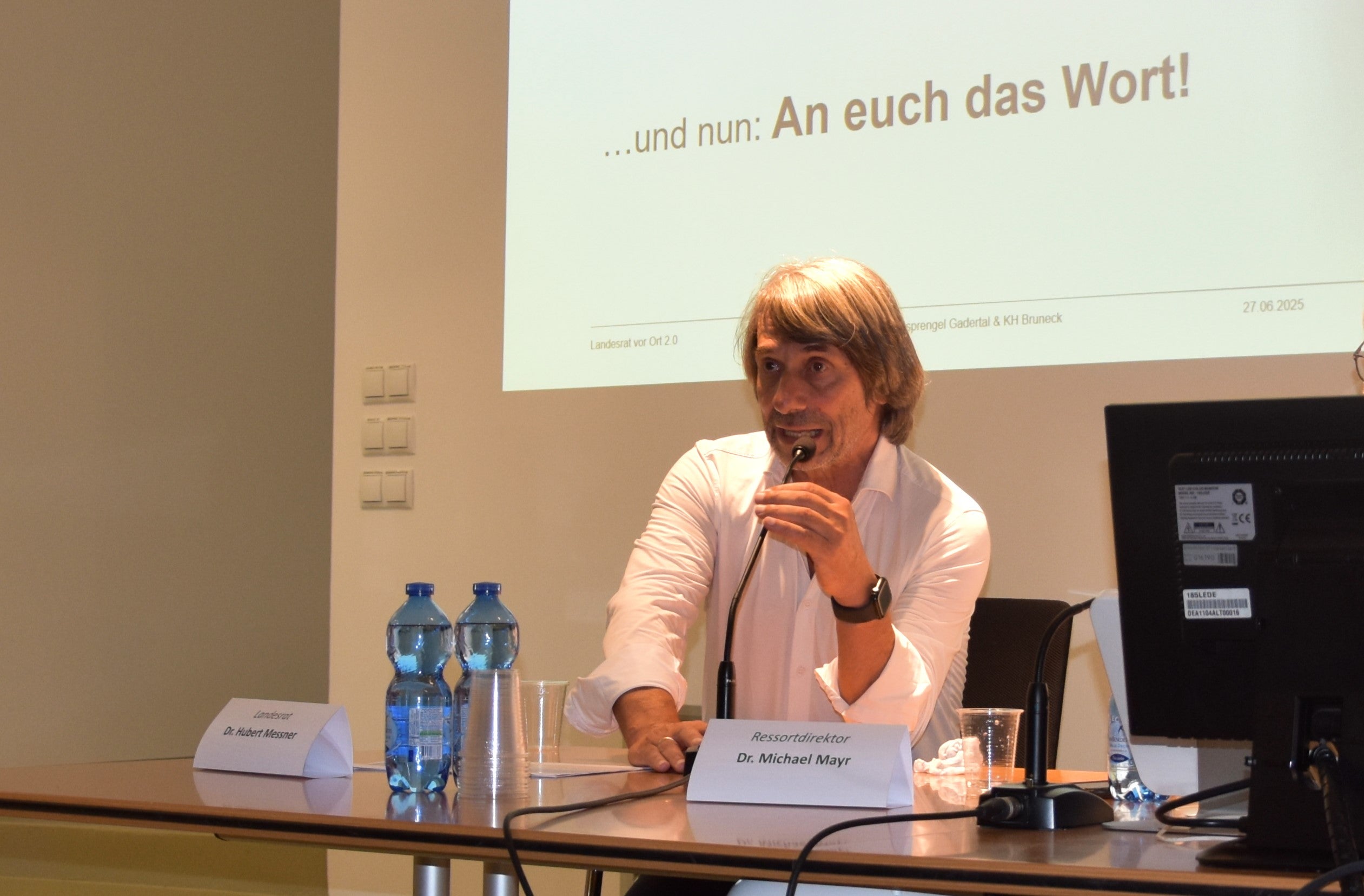 Unser Gesundheitswesen steht besser da als sein Ruf. Die Mitarbeiterinnen und Mitarbeiter leisten Tag für Tag großartige Arbeit – mit viel Einsatz und Fachkompetenz, unterstrich Gesundheitslandesrat Hubert Messer beim Gespräch mit den Mitarbeitenden und Führungskräften im Krankenhaus in Bruneck. (Foto: LPA/Angelika Schrott)