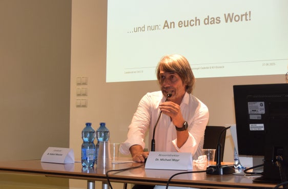 "Unser Gesundheitswesen steht besser da als sein Ruf. Die Mitarbeiterinnen und Mitarbeiter leisten Tag für Tag großartige Arbeit – mit viel Einsatz und Fachkompetenz", unterstrich Gesundheitslandesrat Hubert Messer beim Gespräch mit den Mitarbeitenden und Führungskräften im Krankenhaus in Bruneck. (Foto: LPA/Angelika Schrott)