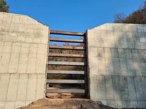 La nuova briglia filtrante nel rio Fago (nella foto vista dal lato della montagna): le traverse in acciaio possono essere rimosse dall'alto (Foto: ASP/Ufficio sistemazione bacini montani Nord)