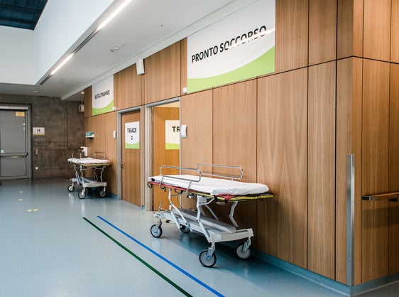 Il Pronto Soccorso dell’ospedale di Bolzano continua a essere sotto pressione, ma si registrano lievi cali, sottolinea il Dipartimento Salute e Prevenzione sanitaria. Proprio l’elevato carico di lavoro del Pronto Soccorso rende ancora più importanti le case della comunità. (Foto: USP/Claudia Corrent)