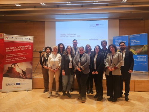 In Innsbruck stellten&nbsp;Partner aus der&nbsp;Euregio Tirol-Südtirol-Trentino und der Euregio Ohne Grenzen (Friaul-Julisch Venetien&nbsp;–&nbsp;Venetien&nbsp;–&nbsp;Kärnten)&nbsp;Projekte aus dem Gebiet des&nbsp;durch das&nbsp;Programm&nbsp;Interreg&nbsp;VI-A Italien Österreich 2021-2027&nbsp;geförderten&nbsp;Projekts&nbsp;Fit4Co CBO&nbsp;vor (von links): Die Referenten und Referentinnen und institutionelle Vertreter und Vertreterinnen Esther Horner (EVTZ Euregio Senza Confini), Liebgard Fuchs (Coach und Moderatorin), Barbara Jäger (Business Pool GmbH, Projektcoach Fit4Co CBO), Judith Egger-Karlegger (clavis kommunikation GmbH, Projektevaluierung), Matthias Fink (Generalsekretär Euregio Tirol-Südtirol-Trentino), Elisabeth Alber (Eurac Research), Martha Gärber (Direktorin der Abteilung Europa und Vertreterin der Verwaltungsbehörde Interreg Italien-Österreich), Irene Covi (Generalsekretariat INTERREG Italien-Österreich), Giampaolo Tarpignati (Gemeinde Udine, Projektteilnehmer), Noemi Mascherpa (Projektmanager Fit4Co), Tommaso Marangoni (Projektmanager Fit4Co CBO). (Foto: Euregio)