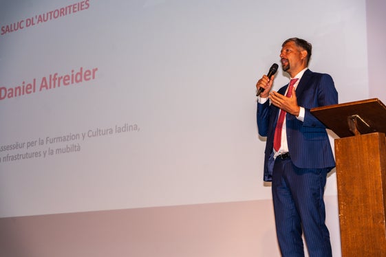L’assessore provinciale Daniel Alfreider ha evidenziato l’importanza di una scuola ladina forte per l’identità linguistica e culturale. (Foto: USP/Direzione Istruzione, Formazione e Cultura ladina/Bruno Ferdigg)