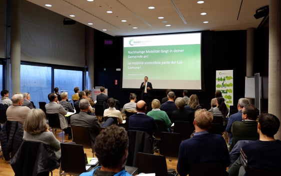 Die Mobilität vor Ort ist entscheidend für die Entwicklung einer nachhaltigen Mobilität im ganzen Land: Dies unterstrich Landesrat Alfreider bei der Tagung mit Entscheidungsträgerinnen und -trägern in puncto Mobilität in den Gemeinden. (Foto: LPA/Elisa Zambiasi)