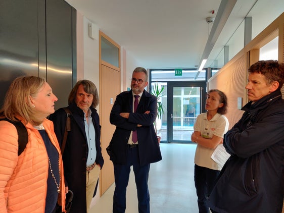 Besuch im Sprengel Wipptal: v. l. Abteilungsdirektorin Laura Schrott, Landesrat Hubert Messner, Ressortdirektor Michael Mayr, Pflegekoordinatorin Karin Hofer, Primar der Basismedizin Markus Markart. (Foto: LPA/Samuel Vieider)