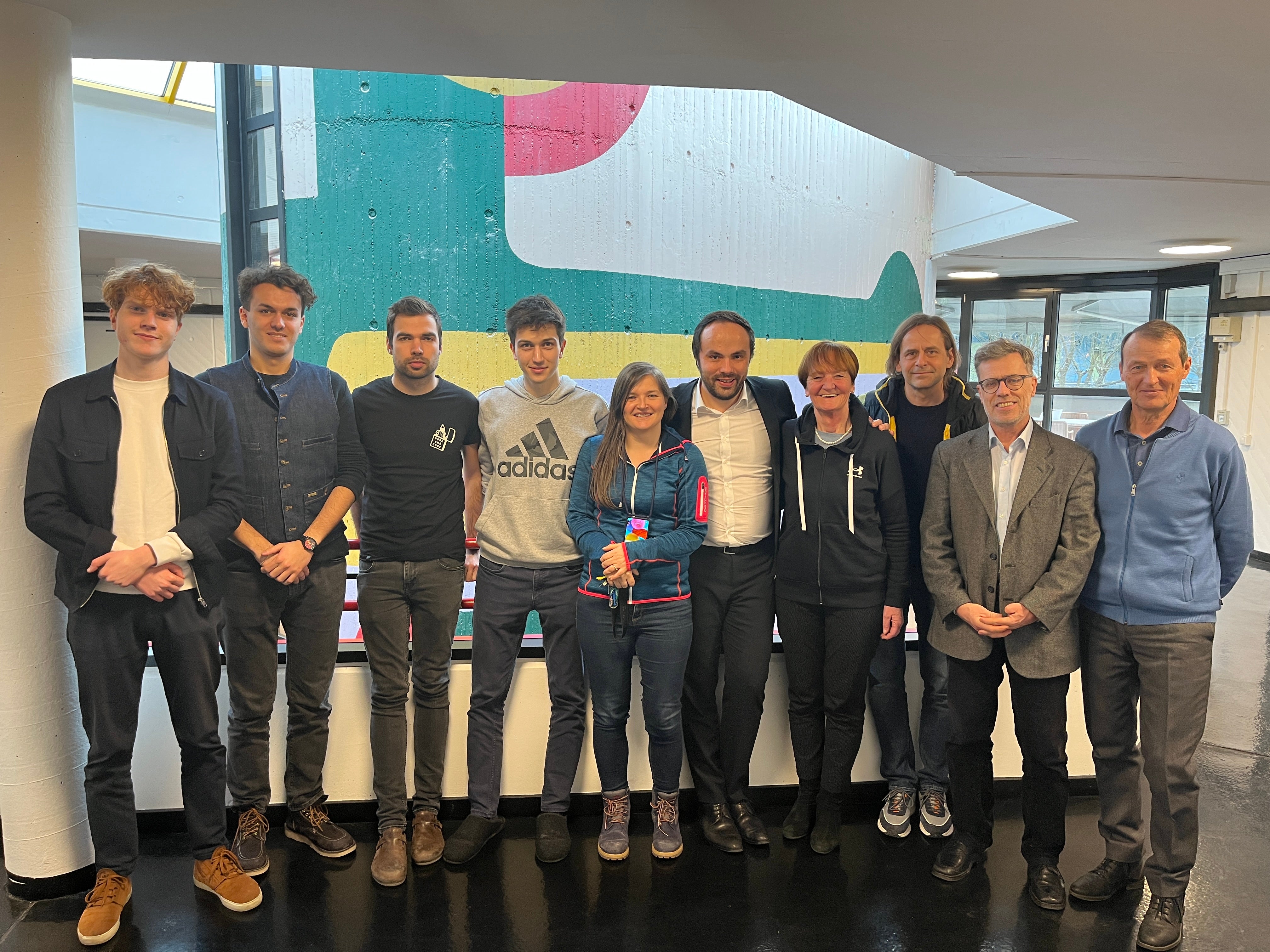 Foto di gruppo durante la visita allo studentato con l'assessore provinciale Philipp Achammer, e Martha Stocker, presidente dell'associazione Südtiroler StudenInnenheim Anton Zelger (Foto: ASP/René Ploner)