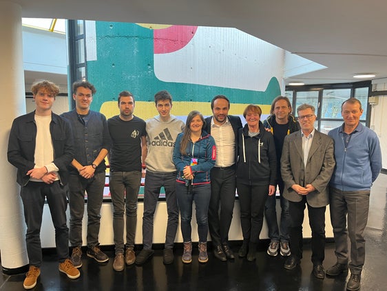 Foto di gruppo durante la visita allo studentato con l'assessore provinciale Philipp Achammer, e Martha Stocker, presidente dell'associazione "Südtiroler StudenInnenheim Anton Zelger" (Foto: ASP/René Ploner)