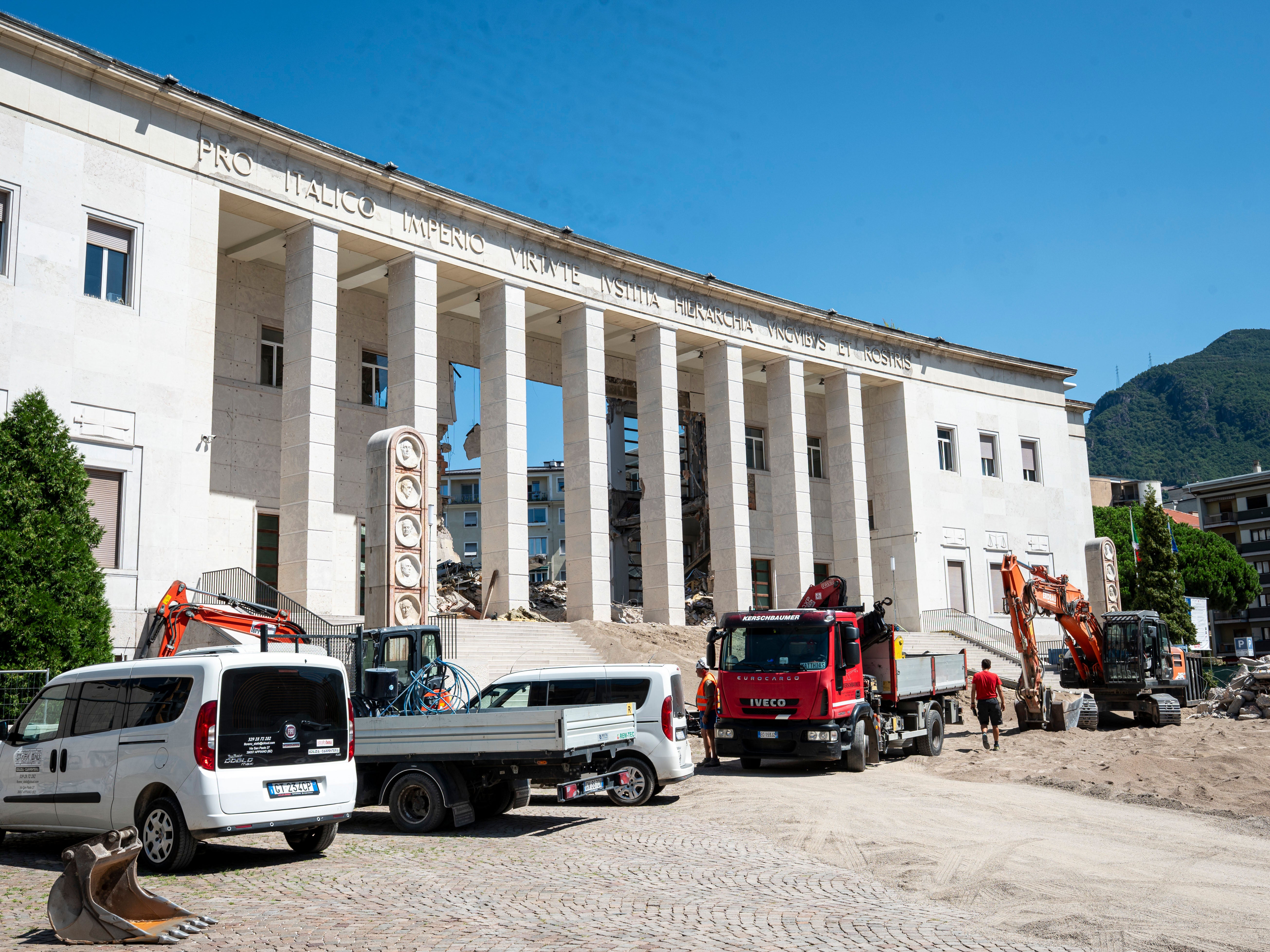 Die Sicherung der Fassade und der intakten Gebäudeteile hat derzeit Priorität.