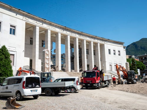 Die Sicherung der Fassade und der verbliebenen, intakten Gebäudeteile ist im Moment die zentrale Aufgabe der am Unfallort beschäftigten Bauarbeiter und Techniker. (Foto: LPA/Fabio Brucculeri)