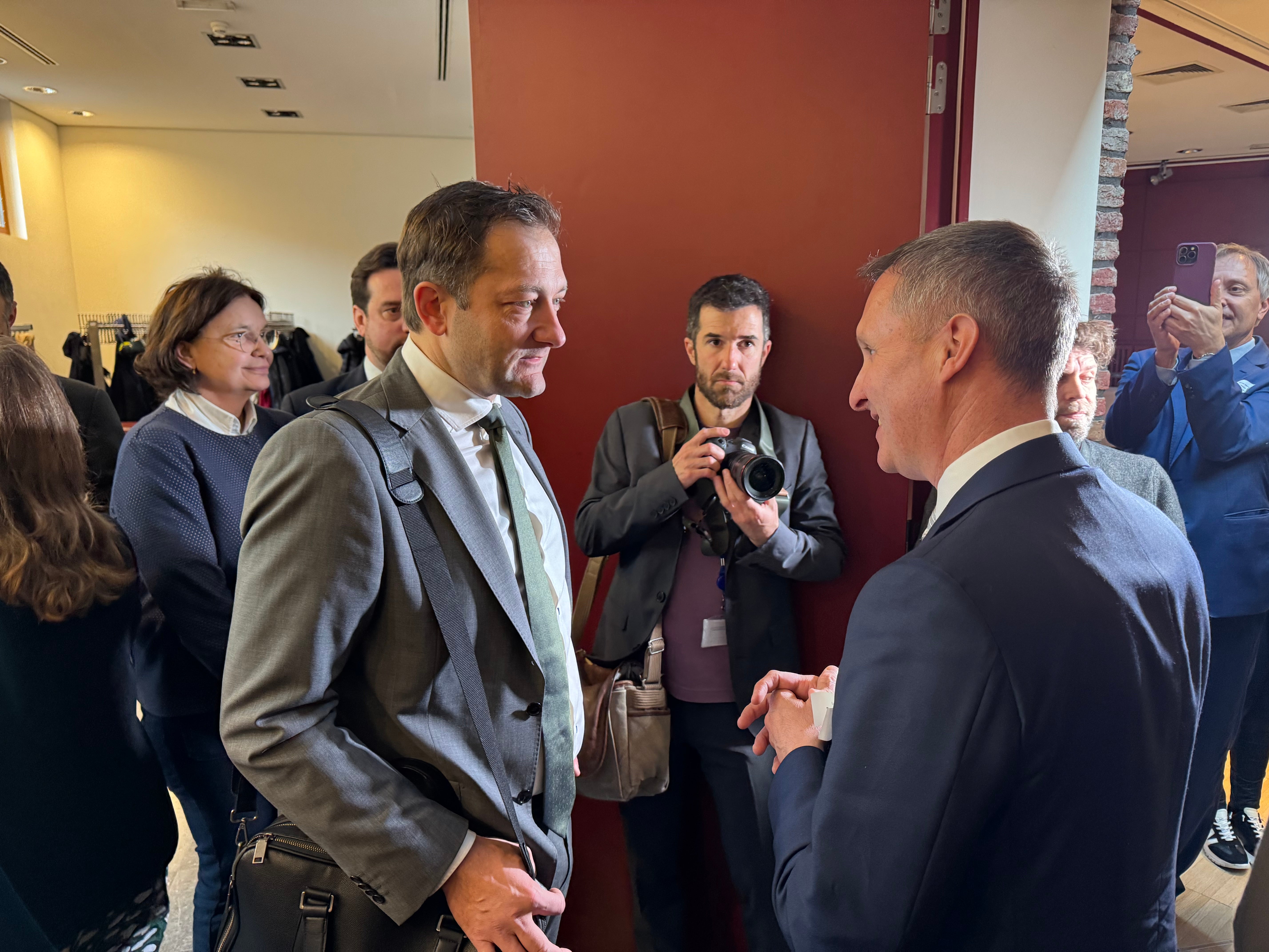 Besondere Bedürfnisse der kleinen landwirtschaftlichen Betriebe besprochen: Südtirols Landwirtschaftslandesrat Luis Walcher mit EU-Kommissar Christophe Hansen (links) (Foto: LPA)
