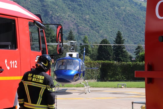 Landeshauptmann und Bevölkerungsschutzlandesrat Arno Kompatscher ist kurz vor 11 Uhr vom Heliport bei der Berufsfeuerwehr zum Erkundungsflug der Rutschung in Campill gestartet. (Foto: LPA/Maja Clara)