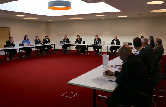 Sitzung der politischen Vertreter von Südtirol, Tirol, Graubünden und der Lombardei in Scuol (Graubünden): Schiene als Rückgrat des öffentlichen Nahverkehrs im rätischen Dreiländereck. (Foto: LPA/Ingo Dejaco)