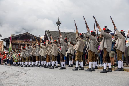 Der traditionelle Landesübliche Empfang am Kirchplatz in Alpbach mit der Musikkapelle und den Schützen Alpbach sowie den Traditionsvereinen. (Foto: Land Tirol/Sedlak)