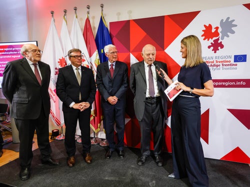 An der Jubiläumsfeier nahmen auch die ehemaligen Landeshauptleute und Gründer der Euregio-Vertretung,&nbsp;Lorenzo Dellai&nbsp;(von links), Günther Platter,  Carlo Andreotti und Luis Durnwalder teil. Die Feier moderierte Claudia Messner, Direktorin der Abteilung Presse und Kommunikation des Landes Südtirol.&nbsp;(Foto: Euregio/Elio Germani)