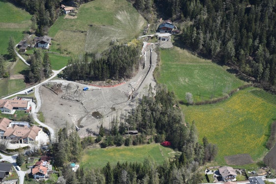 L'Ufficio sistemazione bacini montani Nord prosegue i lavori sul nuovo bacino per aumentare ulteriormente la protezione dalle piene per Trens. (Foto: Agenzia per la Protezione Civile/Ufficio sistemazione bacini montani Nord)