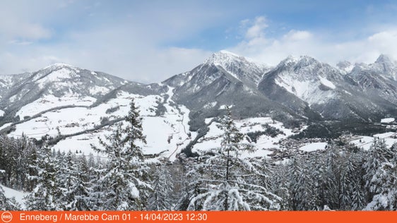 Winterliche Verhältnisse in Enneberg auf 1615 Höhenmetern. Gebietsweise schneit es auch noch heute, größere Schneemengen sind aber nur mehr am Alpenhauptkamm zu erwarten. (Foto: https://www.ras.bz.it/de/webcams/ 14.04.2023)