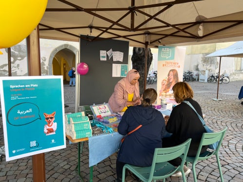 Zu den Sprachen, mit denen man am 12. September in Brixen in Kontakt treten konnte, zählte unter anderem Arabisch. (Foto: Amt für Weiterbildung und Sprachen/Biljana Stefanoska)