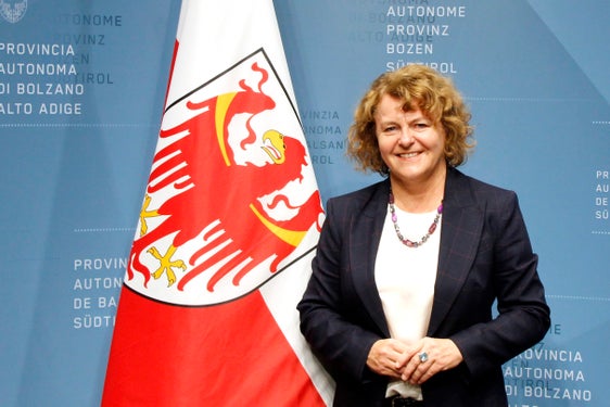 "Soziale Gerechtigkeit darf nicht versanden, sondern muss jeden Tag gelebt werden. Wir können auf ein gewachsenes, menschenorientiertes und auf lokale Bedürfnisse basierendes Sozialwesen bauen. Im Sinne der sozialen Gerechtigkeit wollen wir diese Grundlagen täglich, auch mithilfe strategischer Instrumente wie dem Landessozialplan 2030, weiterentwickeln und damit den Menschen in unserem Land täglich unterstützend zur Seite steht", sagt Landesrätin Rosmarie Pamer. (Foto: LPA/Hannes Wisthaler)