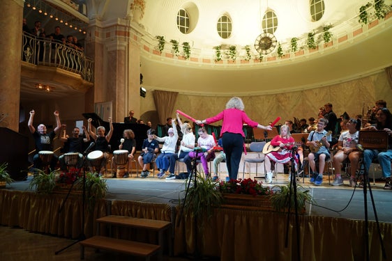 La giornata pedagogica di apertura delle scuole di musica tedesche e ladine offre, oltre a interventi specialistici, anche spunti musicali: anche quest’anno ci saranno i partecipanti alla settimana musicale estiva “Musica senza confini”; nella foto, durante la giornata di apertura dello scorso anno. (Foto: USP/Scuole di musica tedesche e ladine/Nathan Chizzali)