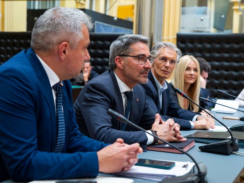 Sprachen von einer guten Nachricht für alle Beteiligten: (v.l.) Generaldirektor Steiner, Landeshauptmann Kompatscher und die Mitglieder der Landesagentur für Gewerkschaftsbeziehungen, Vorsitzender Hermann Troger, Brunhild Pircher und Domenico Laratta (verdeckt). (Foto: LPA/Fabio Brucculeri)