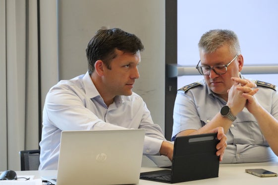 Durante la riunione del Centro operativo viabilità (da sinistra): il direttore del Servizio strade della Provincia Philipp Sicher e il comandante del Corpo permanente dei vigili del fuoco Florian Alber. (Foto: USP/Maja Clara)