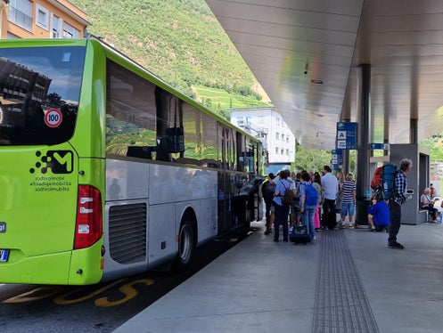 Per ridurre il traffico sulle strade, in estate la Provincia offre più corse in autobus. (Foto: ASP/Angelika Schrott)