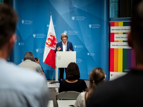 Wir wollen jungen Menschen den Zugang zu Verhütungsmitteln erleichtern und sie unterstützen, selbstbestimmte und&nbsp;informierte Entscheidungen&nbsp;zu treffen. Gleichzeitig wollen wir helfen,&nbsp;sexuell übertragbaren&nbsp;Krankheiten vorbeugen&nbsp;und&nbsp;ungewollte Schwangerschaften&nbsp;zu vermeiden, betont&nbsp;Gesundheitslandesrat Hubert Messner.&nbsp;(Foto: LPA/Fabio Brucculeri)