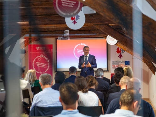 Il presidente altoatesino Kompatscher: Con lo slogan 'Superare i confini', non vogliamo solo utilizzare la portata giuridica dell'Euregio in Europa, ma unire la gente dei tre territori attraverso progetti concreti. (Foto: ASP/Fabio Brucculeri)