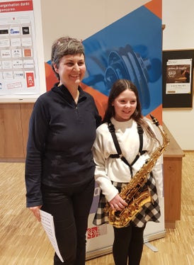 Volti raggianti dopo la prova di Natalia Simonazzi della scuola di musica Chiusa/Siusi (insegnante: Christof Reiterer) e Astrid Amico, che l'ha accompagnata al pianoforte. (Foto: ASP/Ester Carturan)
