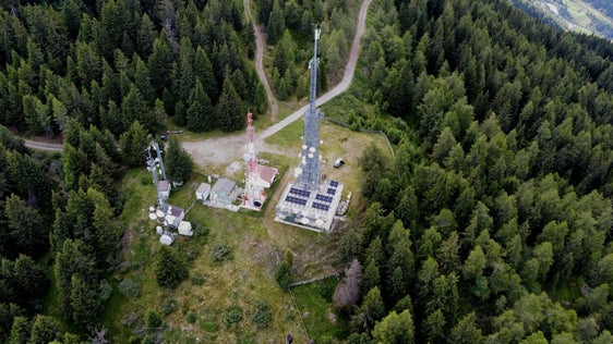 Die neue Anlage auf 1.885 Metern Meereshöhe am Rosskopf verfügt über eine Leistung von 10 kWp und liefert bei voller Auslastung den Strom für den Eigenverbrauch und Solarstrom für die Mitnutzer der Sendeinfrastruktur. (Foto: LPA).