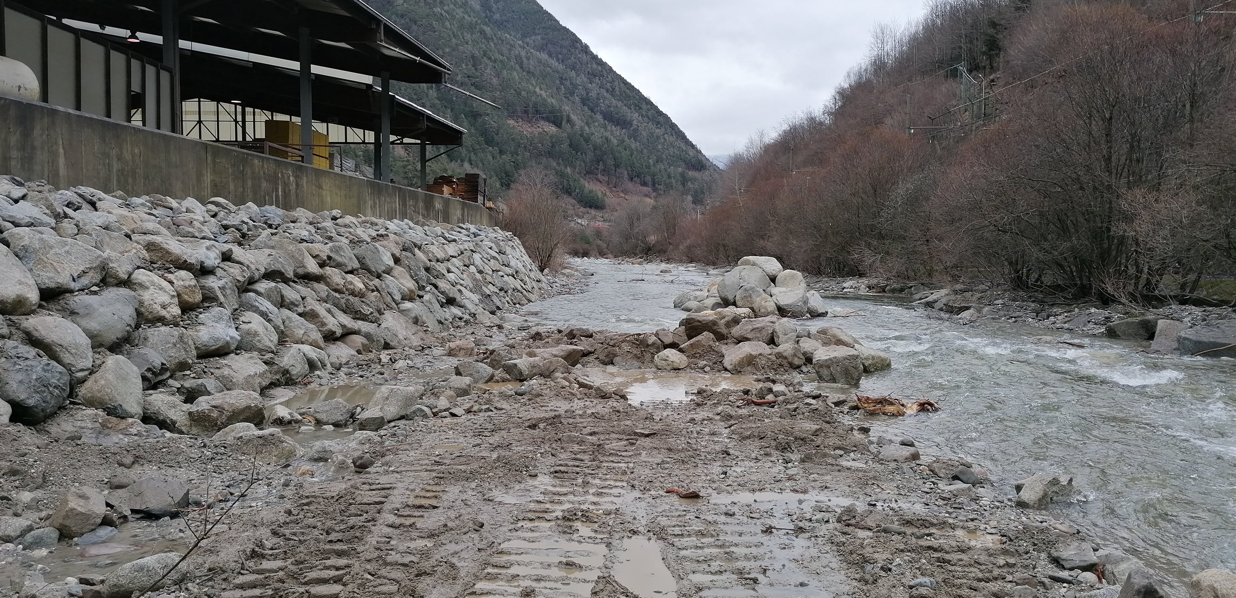 Die Wildbachverbauung hat die Zyklopenmauer bei der Plunger Säge im Eisack bei Oberau in der Gemeinde Franzensfeste wieder errichtet. (Foto: LPA/Landesamt für Wildbach- und Lawinenverbauung Nord)
