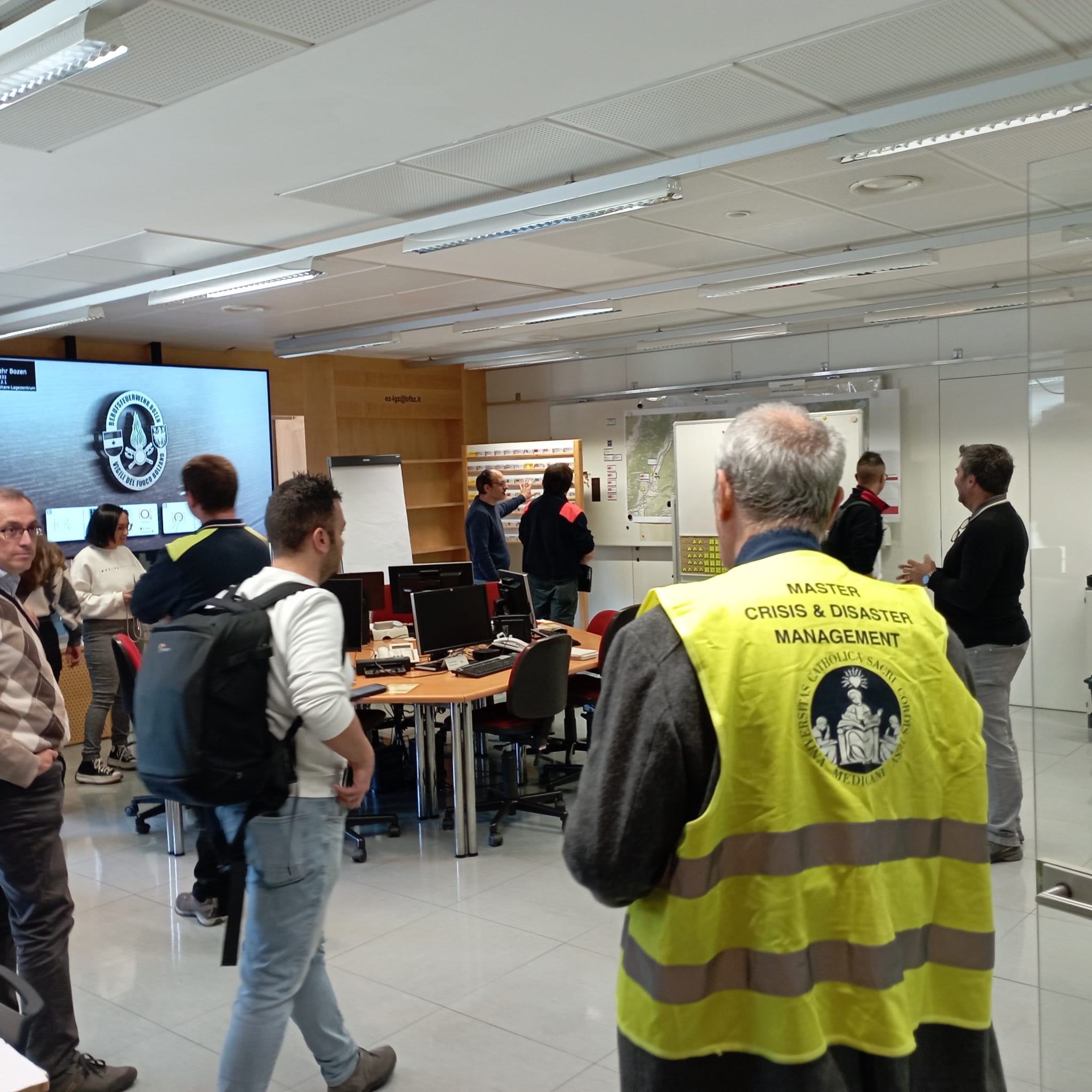 I partecipanti al corso di laurea magistrale “Crisis & Disaster Management: le Funzioni Organizzative in Protezione Civile, Sicurezza e Difesa civile” dell'Università Cattolica del Sacro Cuore di Milano hanno trascorso una giornata informativa il 3 ottobre presso l'Agenzia per la Protezione civile dell'Alto Adige. La foto è stata scattata nella Centrale provinciale emergenza. (Foto: USP/Università Cattolica del Sacro Cuore di Milano)