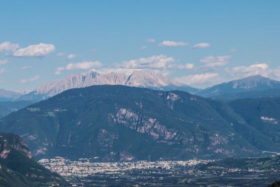 Bild des Monats Juli 2026: Bozen und die Dolomiten (Foto: LPA/Martin Geier)