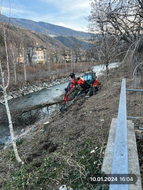 Mit der regelmäßigen Uferpflege erhöhen die Arbeiter der Wildbachverbauung den Hochwasserschutz und schaffen einen vielfältigen Lebensraum für Tiere, wie hier am Eisack in Brixen. (Foto: LPA/Landesamt für Wildbach- und Lawinenverbauung Nord)
