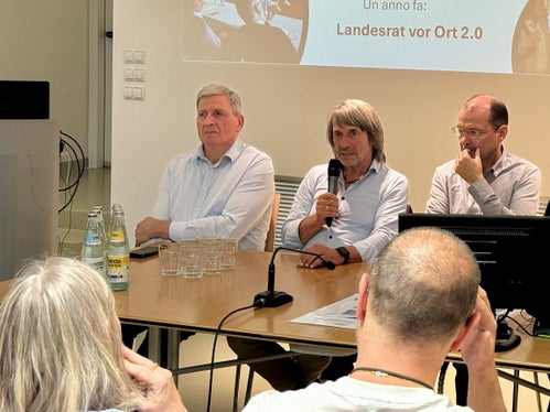 Sanitätsdirektor Josef Widmann, Gesundheitslandesrat Hubert Messner und der Bezirksdirektor des Gesundheitsbezirkes Bruneck Gerhard Griessmair (von links nach rechts) hoben im Gespräch mit den Mitarbeitenden und Führungskräften im Krankenhaus Bruneck die Wichtigkeit der Gemeinschaftshäuser sowie einer vernetzten Arbeit der Krankenhäuser für die Gesundheitsversorgung hervor. (Foto: LPA/Angelika Schrott)