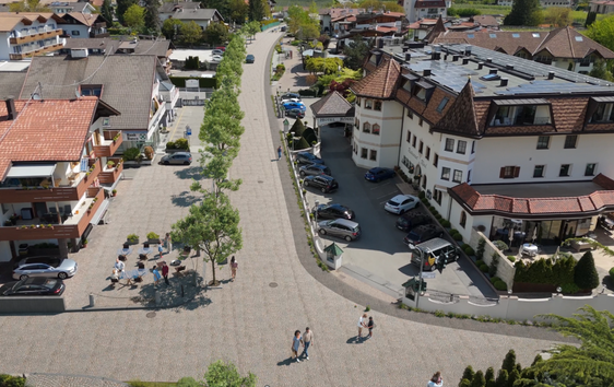 So könnte Rabland künftig aussehen: Eine Visualisierung zeigt das Ortszentrum, wenn die Staatsstraße nicht mehr durch den Ort führt. Die Trasse für die künftige Umfahrung wurde am 4. September von der Landesregierung in den Bauleitplan eingetragen. (Foto: LPA/Ressort Infrastrukturen und Mobilität)