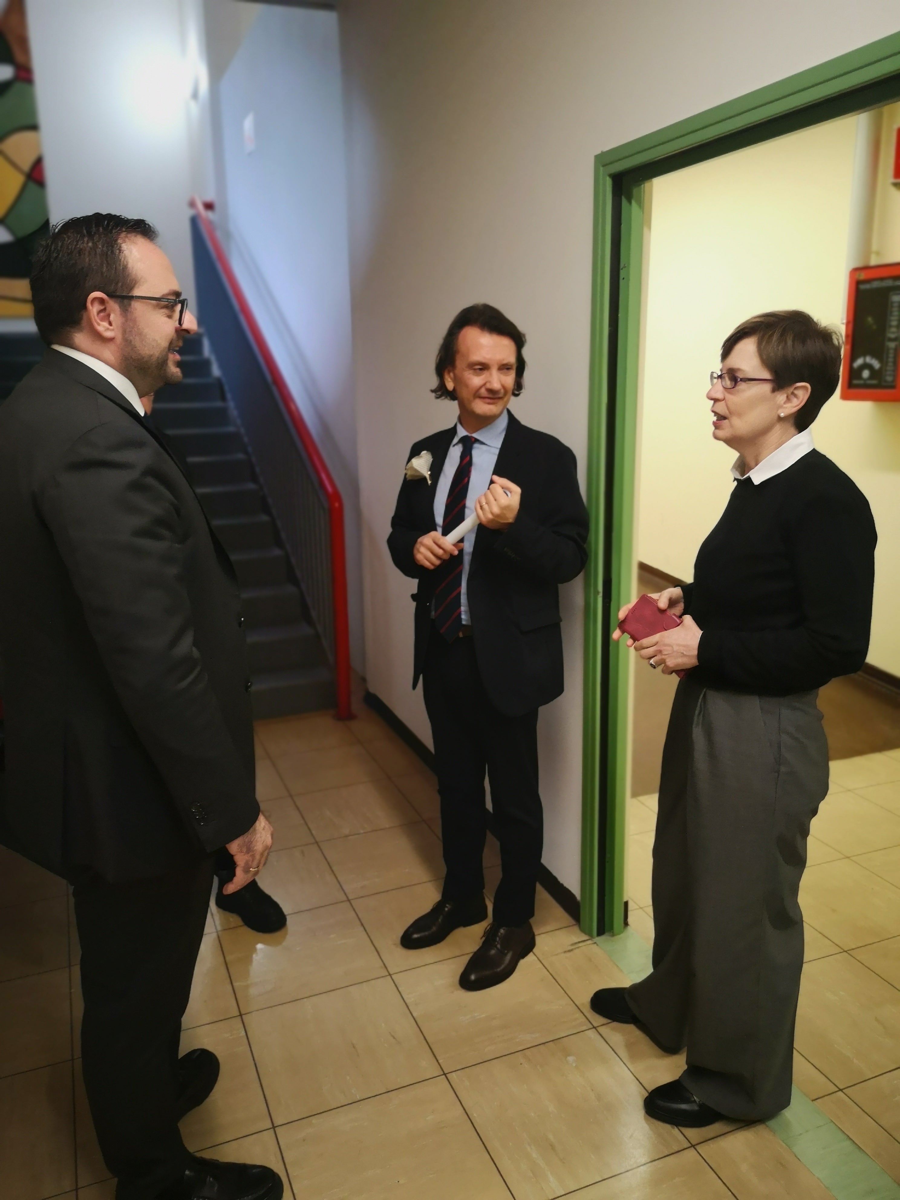 L'assessore all’Istruzione e Cultura italiana, Marco Galateo, ha visitato oggi (1° marzo) la scuola media Fermi a Oltrisarco in occasione della “Settimana della creatività”. Nella foto, in colloquio, con il sovrintendente Vincenzo Gullotta e la dirigente Susanna Addario. (Foto: ASP/Luca Ciprari)