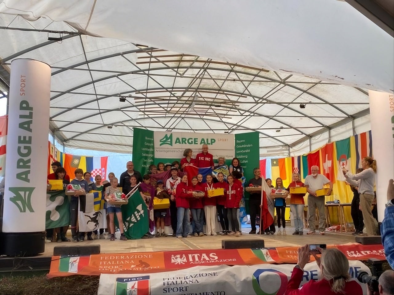 Siegerehrung beim Arge-Alp-Orientierungslauf 2026 in Cunardo (Varese): In der Gesamtwertung gewann das Tessin, Südtirol belegte den siebten Platz. Mit rund 750 Teilnehmenden verzeichnete die Veranstaltung die höchste Beteiligung aller ARGE-ALP-Sportveranstaltungen 2026. (Foto: FISO)