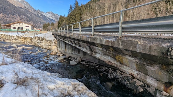 Die Brücke über den Antholzer Bach auf der Landesstraße oberhalb des Dorfes Antholz Mittertal wird erneuert. (Foto: LPA/Ingo Dejaco)