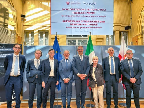 Relatori e autorità all'evento “La valorizzazione dei portafogli pubblici e privati: quali opportunità di sviluppare azioni in sinergia”: da sinistra Domenico Flamini (direttore investimenti di INVIMIT SGR), Sergio Lovecchio (Euregio Plus SGR), Alexander Gallmetzer (presidente di Euregio Plus SGR), Antonino Turicchi (amministratore delegato di CDP Real Asset SGR), il presidente della Provincia autonoma di Bolzano Arno Kompatscher, Elisabetta Spitz (CdA Euregio Plus SGR), Carlo Gasperini (direttore centrale Patrimonio di INAIL) e l'assessore provinciale alla Valorizzazione del patrimonio Christian Bianchi. (Foto: USP/Greta Stuefer)