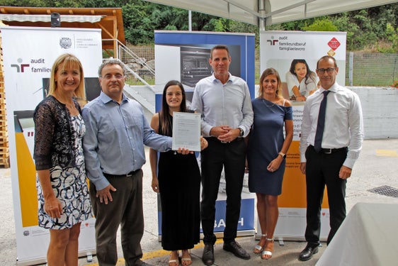 Con il gruppo Gronbach Spa, attivo a livello internazionale, il numero delle imprese altoatesine dotate della certificazione Dialogo si è ampliato a 13 aziende e organizzazioni Nella foto da sin.: Elisabeth Pfattner, Luca Critelli, Anna Postal, Cay Nasner, Elisabetta Bartocci e Alfred Aberer. (Foto: ASP/Greta Stuefer)