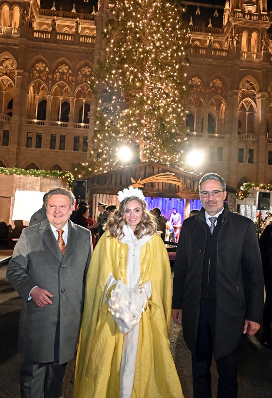 Mit der Illumination des Christbaums und der Weihnachtwelt ist der Christkindlmarkt am Rathausplatz in Wien eröffnet. Wiens Bürgermeister und Landeshauptmann Michael Ludwig (l.) und Landeshauptmann Arno Kompatscher (r.) ließen die Fichte aus Südtirol gemeinsam kurz vor 18 Uhr weihnachtlich erstrahlen. (Foto: PID/Christian Jobst)