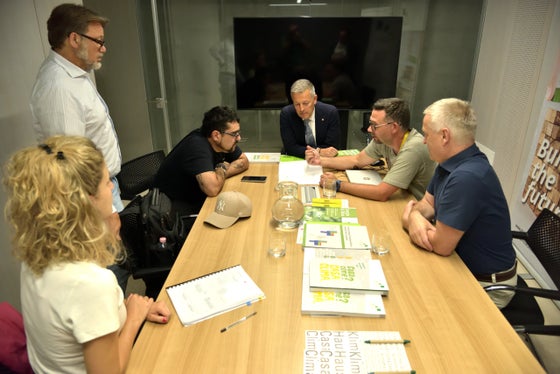 An jedem an jedem ersten Donnerstagnachmittag im Monat finden die Beratungsnachmittage der&nbsp;Agentur für Energie Südtirol - KlimaHaus&nbsp;in Zusammenarbeit mit dem&nbsp;Landesamt für Energie und Klimaschutz statt. Im Bild (v.l.) Chiara Bonmartini (Landesamt für Energie und Klimaschutz), Ulrich Klammsteiner (Agentur für Energie Südtirol – KlimaHaus), Paolo Ceccanese, Landesrat Peter Brunner sowie Patrick Spornberger und Ulrich Santa (beide Agentur für Energie Südtirol – KlimaHaus). (Foto: Agentur für Energie Südtirol - KlimaHaus)
