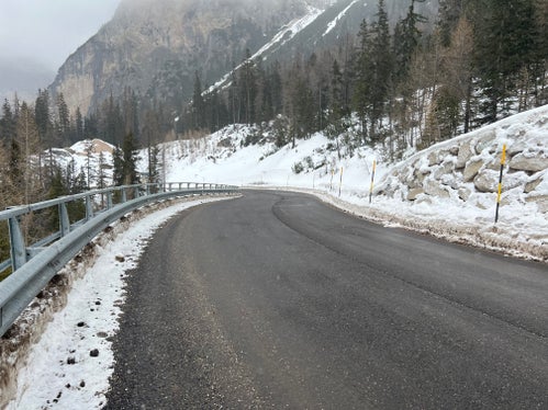 Im Zuge der Arbeiten entsteht auf der Straße auf den Valparola-Pass eine separate Radspur für mehr Sicherheit und Komfort für Radler und Radlerinnen. (Foto: LPA/Landesabteilung Tiefbau)
