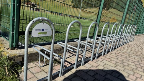 Verkehr zu verringern, nachhaltige Mobilitätsformen zu fördern und öffentlichen Raum für die Menschen zu gewinnen, ist das Ziel des Interreg-Projekts NXTLVL Parking. In der Pilotgemeinde Prettau wurden unter anderem neue Fahrradständer errichtet. (Foto: LPA/Landesamt für Landschafts- und Gemeindeplanung)