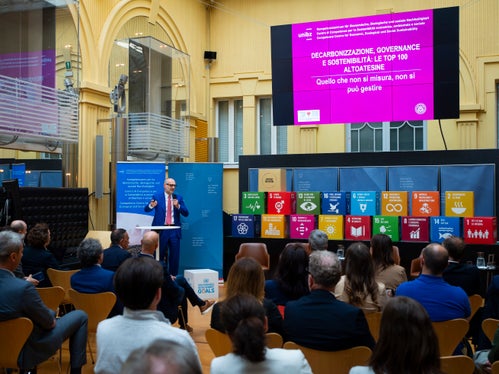 Massimiliano Bonacchi, professore di economia aziendale e sostenibilità presso il Centro di competenza della Libera Università di Bolzano ha preso in considerazione le 100 aziende altoatesine con il maggior fatturato. (Foto: ASP/Fabio Brucculeri)