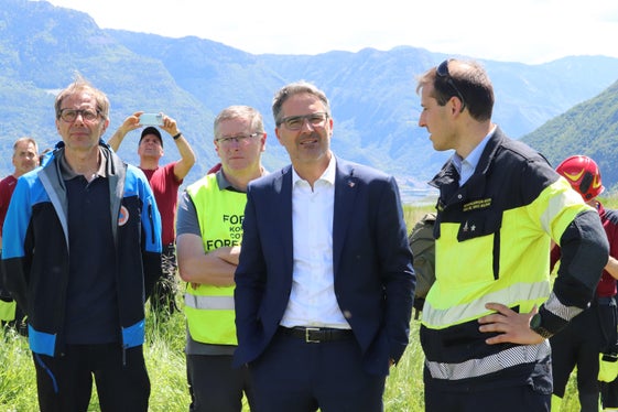 Nach neun Monaten Ausbildung steht in Kürze der Abschluss des elften Ausbildungskurses zum Feuerwehrmann beziehungsweise zur Feuerwehrfrau bevor: im Bild von links beim heutigen Ausbildungstag Agenturdirektor Klaus Unterweger, Direktor des Forstinspektorats Bozen 1 Rainer Ploner, Landeshauptmann und Bevölkerungsschutzlandesrat Arno Kompatscher, Berufsfeuerwehroffizier und Kursleiter Felix Reggiani (Foto: LPA/Maja Clara)