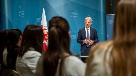L'assessore provinciale Schuler ha presentato alle studentesse del Liceo pedagogico di Brunico il concetto di sviluppo turistico provinciale (LTEK) 2030+. (Foto: ASP/Fabio Brucculeri)
