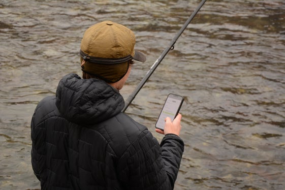 Fischerinnen und Fischer können ihre Jahres- oder Tageskarten zur Ausübung der Fischerei mit der neuen App Südtirol Fishing künftig direkt auf ihr Smartphone erhalten. (Foto: LPA/Fischereiverband Südtirol)